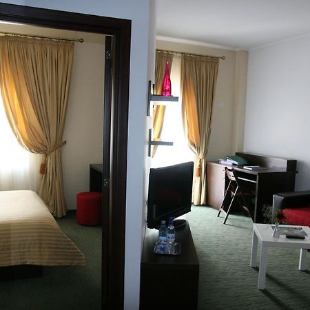 Hotel Kilometrul Zero Drăgăşani Kültér fotó